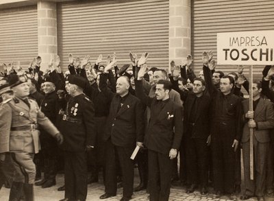 1936年10月24日、ボローニャの王立空港 "Fausto Fish "の建物の落成式で、ベニート・ムッソリーニ総統に敬礼するマウロ・トスキ・フウリッセ社の建設労働者たち（モノクロ写真）。 作： Achille Villani