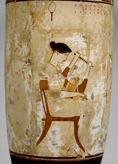 女性音楽家をイメージした屋根裏の白地のレキュトス、紀元前5世紀 作： Achilles Painter