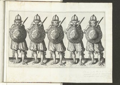 盾と槍の演習：右手にレイピア、胸の前に盾を置いて並んで立っている5人の兵士（No. 32）、1618年 Nassausche Wapen-Handelinge、van Schilt、Spies、Rappier ende Targe : beyde figuerlick の写真 作： Adam van Breen