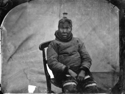 椅子に座るイヌークの老女 作： Admiral Edward Augustus Inglefield