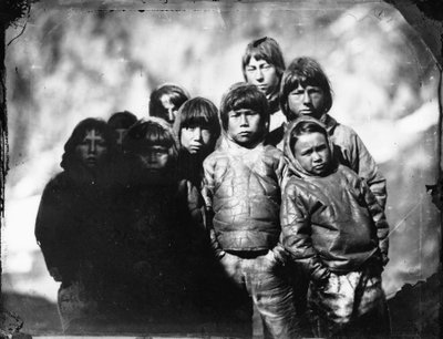 イヌイットの少年たちのグループ写真 作： Admiral Edward Augustus Inglefield