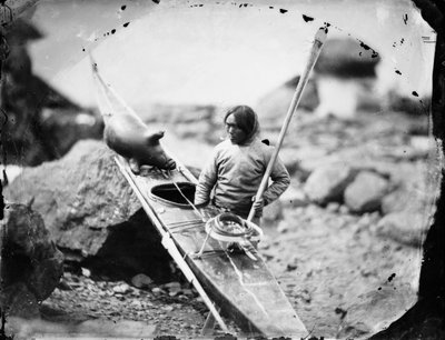 カヤックを持つイヌイットの男性 作： Admiral Edward Augustus Inglefield