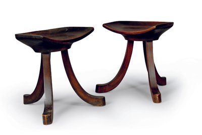 ウィーンのVillaDuschnitzの「Theban」スツールのペア 作： Adolf Loos