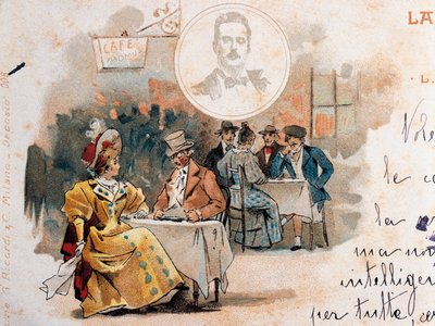 アドルフォ・ホーエンシュタイン (1854-1928) がジャコモ・プッチーニ (1858-1924) のオペラ「ラ・ボエーム」の初演の際に作成した、第 2 幕のシーンを描いたはがき 作： Adolfo Hohenstein
