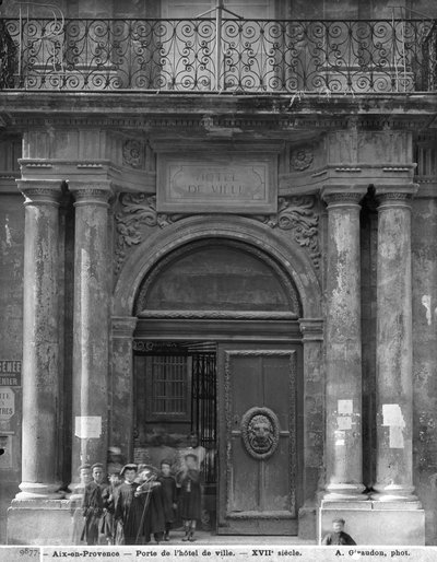 Hotel de Villeを去る男子生徒のグループ、1890〜99年頃 作： Adolphe Giraudon
