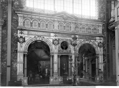 1889年パリの万国博覧会での銀細工所パビリオンのポーチコ（bw写真） 作： Adolphe Giraudon