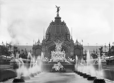 中央ドームと噴水クタンの眺め、万国博覧会、パリ、1889 作： Adolphe Giraudon