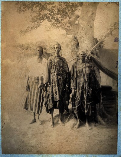 伝統的な衣装を着た3人のセネガル人男性（モノクロ写真） 作： African
