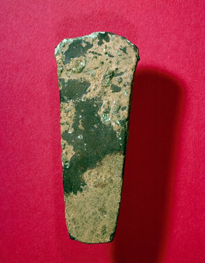 ガリア美術：紀元前800年の青銅器時代の銅製斧。サン・ジェルマン・アン・レイ、国立考古学博物館 作： Age Bronze