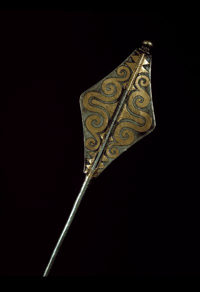 先史時代：ボロジノのトレゾール（オデッサ地方）の金をはめ込んだ銀のブローチ。紀元前1500年。青銅器時代。モスクワ、国立歴史博物館 作： Age Bronze