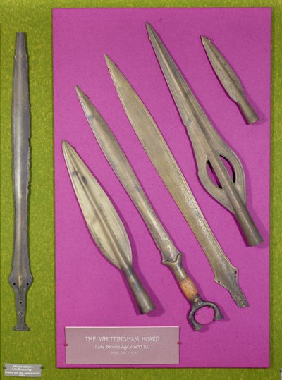 ウィッティンガムホード出土の剣と槍頭、青銅器時代後期、紀元前600年頃（銅製 作： Age Bronze