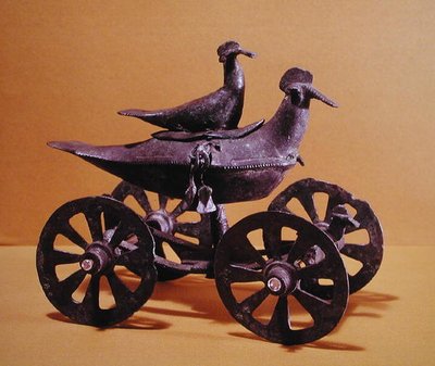 サラエボ近郊のグラシナツ文化（ブロンズ）からの2羽の鳥の形をした奉納戦車 作： Iron Age