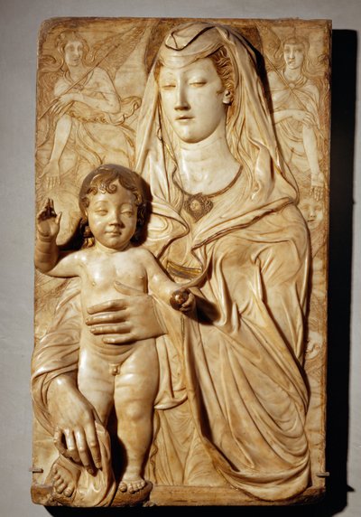 2人の天使に挟まれた聖母子 マーブル腐敗。5 ... 作： Agostino di Duccio