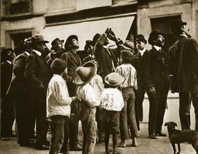 1910年4月、ハレー彗星を観測するメキシコシティの大観衆 作： Agustin Victor Casasola