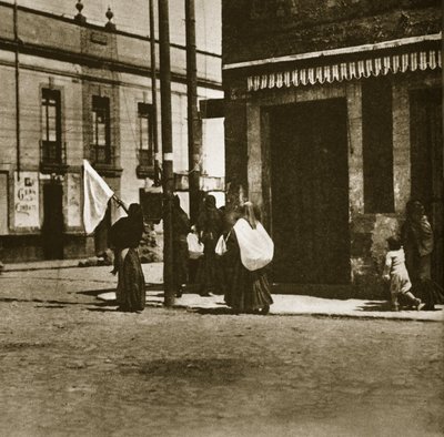 1913年2月にメキシコシティで開催された「ラデセナトラジカ」の期間中、白い旗の下で通りを歩く女性 作： Agustin Victor Casasola