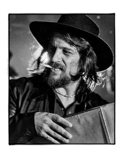 ウェイロン・ジェニングス - 1977年10月、テネシー州ナッシュビル、ナッシュビル・パレス（写真） 作： アラン・メッサー