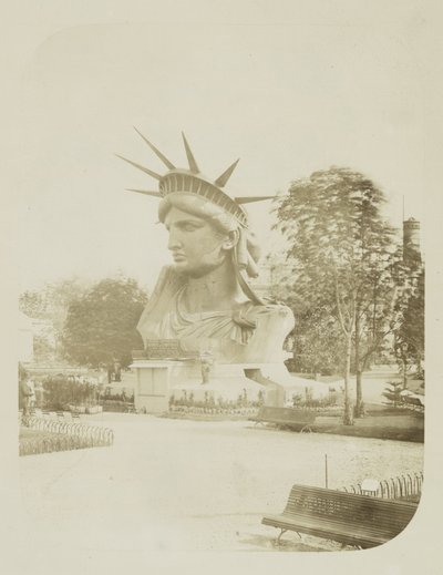 1883年、パリの公園に展示されていた自由の女神の頭 作： Albert Fernique