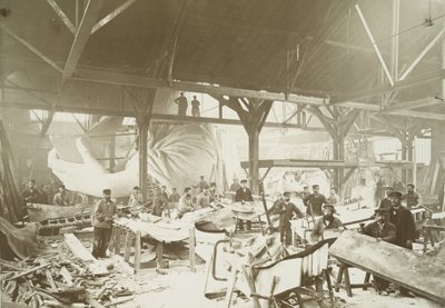自由の女神、1883年の建設のために銅板をハンマーで打つワークショップの男性 作： Albert Fernique