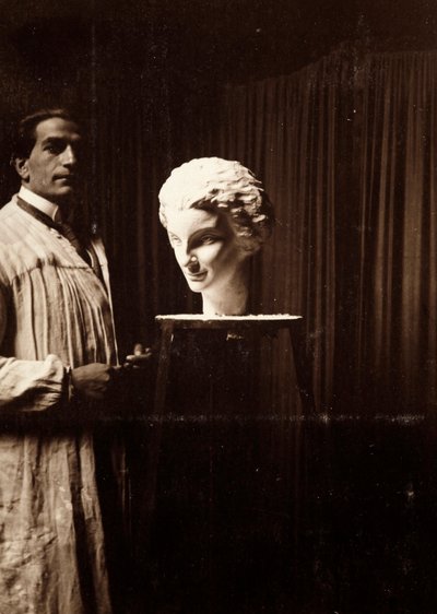 彫刻家Mario Pelagattiのアトリエにて（フィレンツェ、1920年11月20日）（モノクロ写真 作： Alberto Fierli