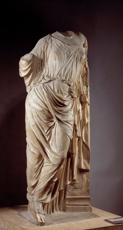 柱にアフロディーテ。紀元前5世紀のギリシャの彫刻家、アルカメーネが使用したアフロディーテを模した大理石の彫刻 Dim.1,18 m パリ、ルーヴル美術館 作： Alcamenes (attr. to)