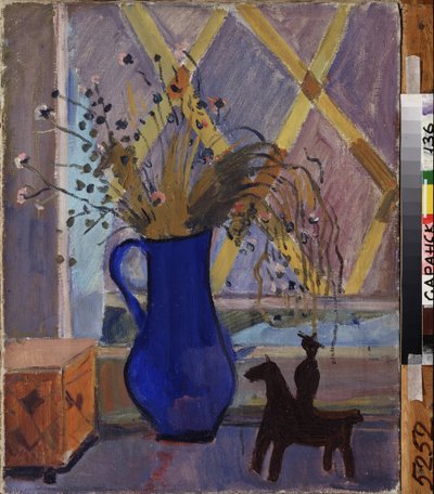 レニングラード (サンクトペテルブルク) 包囲中。 青い花瓶の花束。 Alexander Isaakovich Rusakov (1898-1952) による絵画、キャンバスに油彩、1943 年頃。 ロシア美術、20 世紀、現代美術。 State S. Ersya Mordovian Art Museum、サランスク (ロシア)。 作： Aleksandr Isaakovich Rusakov