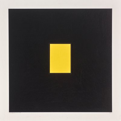 黒地に黄色の長方形、2021年（カードにエナメル） 作： Alex Dunn
