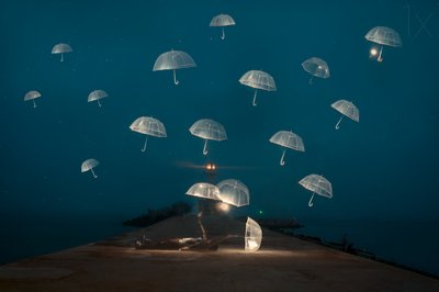 「浮かぶ傘の夜」 作： Alexandar Lazarov