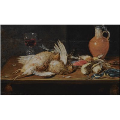 木製のテーブルの上にコマドリ、カワセミ、インコ、文鳥が描かれた静物画とグラス、水差し。 作： アレクサンダーアドリアエンセン
