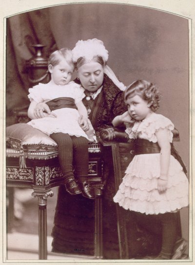 ビクトリア女王と 2 人の孫、1886 年 4 月 作： Alexander Bassano