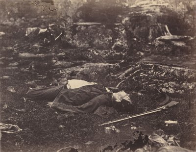 狙撃兵の最後の眠り、ペンシルベニア州ゲティスバーグ 作： Alexander Gardner