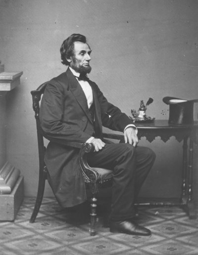 アブラハムリンカーン、全身像、座っている、1861 作： Alexander Gardner