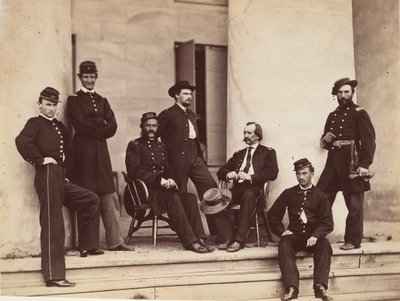 1864 年 5 月、アーリントンのアーリントン ハウスの階段にいるグスタバス A. デルッシー准将と参謀。 作： Alexander Gardner
