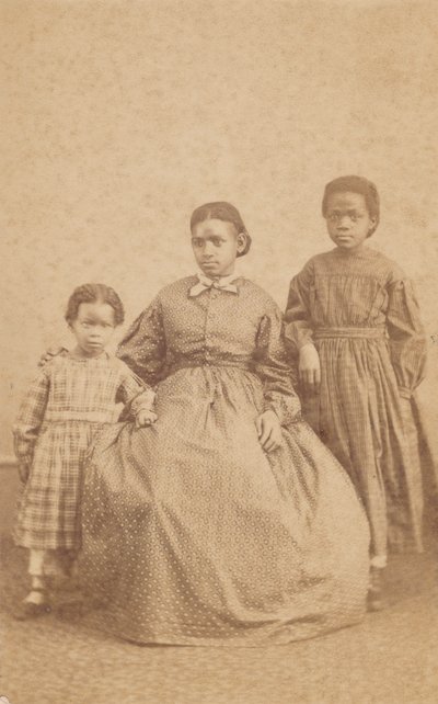 若い女性と 2 人の子供のカルテ・ド・ビジット、1864 年 - 1866 年。 作： Alexander Gardner