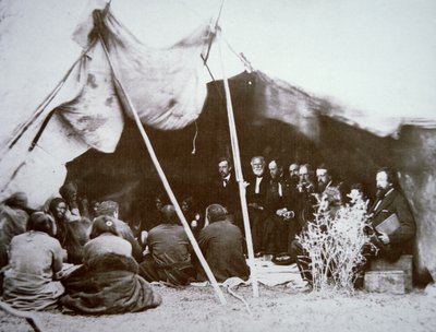 1868年4月、レッドクラウド酋長とのララミー砦条約で議長を務めるウィリアム・T・シャーマン将軍（1820～91年）（モノクロ写真 作： Alexander Gardner
