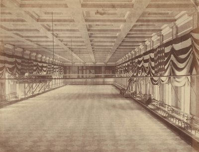 [リンカーンの 2 回目の就任舞踏会の舞踏室の内部図]、1865 年 3 月。 作： Alexander Gardner