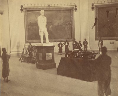 [ワシントンの国会議事堂のロタンダで州に横たわっているサデウス・スティーブンス]、1867年。 作： Alexander Gardner