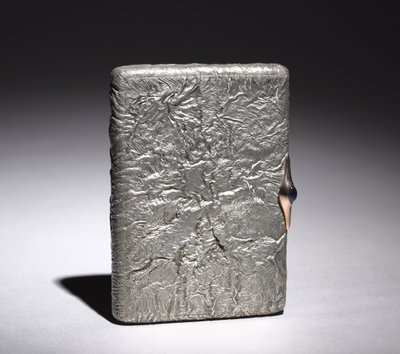 1896年以降のシガレットボックス（シルバー、カボションサファイアをゴールドにマウント） 作： Alexander Karpov