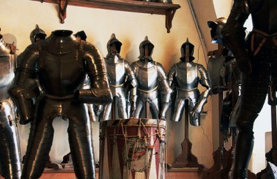 古代の鎧の展示、チュルブルク城の武器庫、シュルデルン、ヴェノスタ渓谷、トレンティーノ＝アルト・アディジェ、イタリア 作： Nicolas Toussaint Charlet