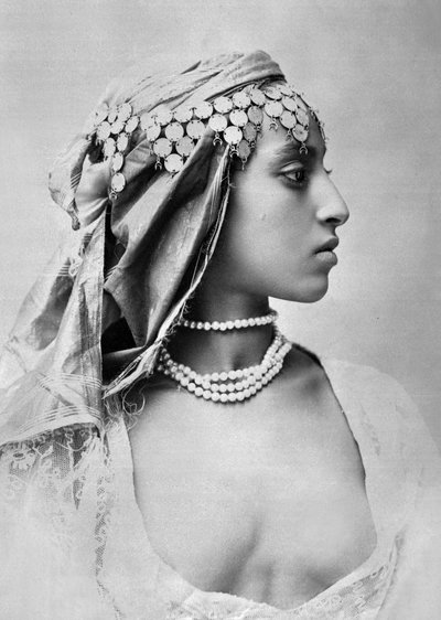 若いアルジェリア人女性、1890-1900年頃（モノクロ写真） 作： Alexandre Leroux