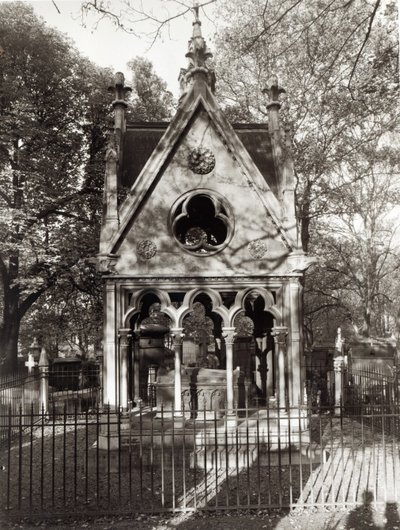 1817年に建てられたアベラールとヘロワーズの墓 作： Alexandre Marie Lenoir