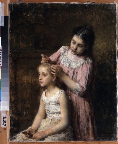 二人の姉妹（二人の姉妹）。 長男が末っ子の髪を結おうとする。 Alexei Alexeyevich Kharlamov (1840-1922) による絵画、キャンバスに油彩 作： Alexei Alexeyevich Kharlamov