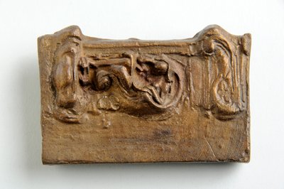 座った人物のいるパネルのマケット（石膏塗装 作： Alfred Gilbert