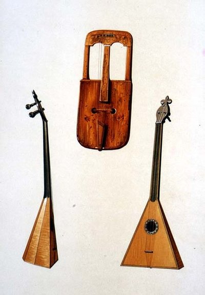 ウェールズのクルースとロシアのバラライカ（「楽器」より）（カラーリトグラフ 作： Alfred James Hipkins