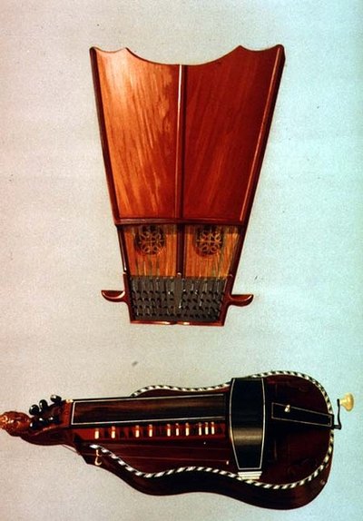 ベルハープとハーディガーディ、「楽器」より（カラーリトグラフ） 作： Alfred James Hipkins
