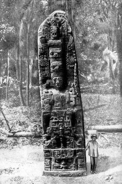 1922年、グアテマラのキリグア原生林にある謎のモノリス。 作： Alfred P Maudsley