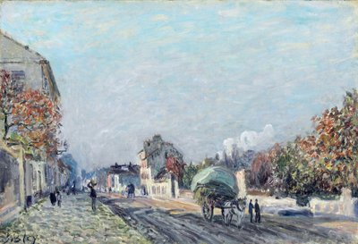 マルリーの通り - アルフレッド・シスレー (1839-1899) 作、キャンバスに油彩、38.1 x 55.9 cm 作： Alfred Sisley