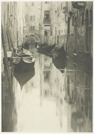 ヴェネツィアの運河 作： Alfred Stieglitz