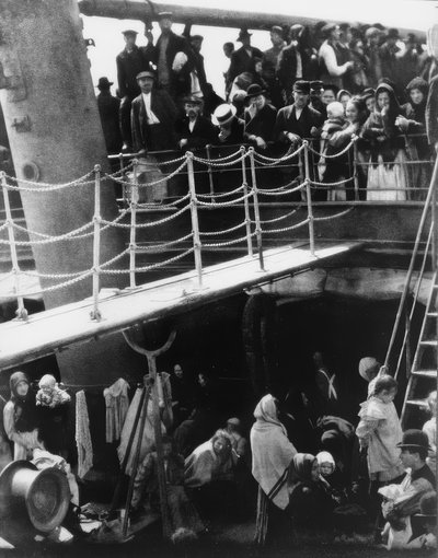 移住船-中間デッキ-写真 作： Alfred Stieglitz