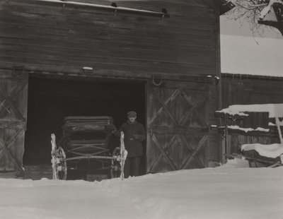 納屋、馬車、そして雪 作： Alfred Stieglitz