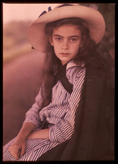 縞模様のドレスを着た子供（ラーブの子供） 作： Alfred Stieglitz